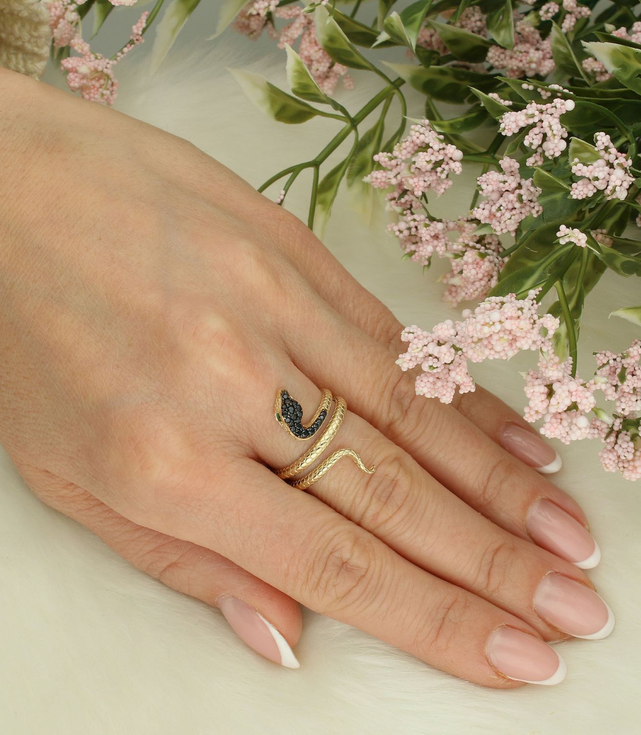 Pierścionek złoty wąż żmija czarna cyrkonia próba 585 PI PI 6567A 585 Pierścionek złoty żmija ozdobiony czarną cyrkonią. Pierścionek wykonany z zachowaniem dbałości o każdy 10.jpg